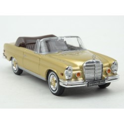 Mercedes Benz (W111) 280 SE 3.5 Cabriolet 1969 model 1:43 IXO Models CLC315N