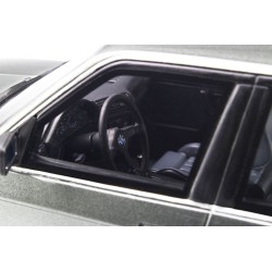 BMW (E30) 325i Sedan 1988, OttO mobile 1/18 scale