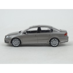 Volkswagen Passat (B7) 2010 model 1:43 Schuco SC-3AE099300A8X