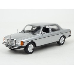 Mercedes Benz (W123) 200 D 1976 model 1:43 IXO Models CLC340N