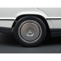 Mercedes Benz (W201) 190E 1982 (White) model 1:18 Minichamps MI-155037002